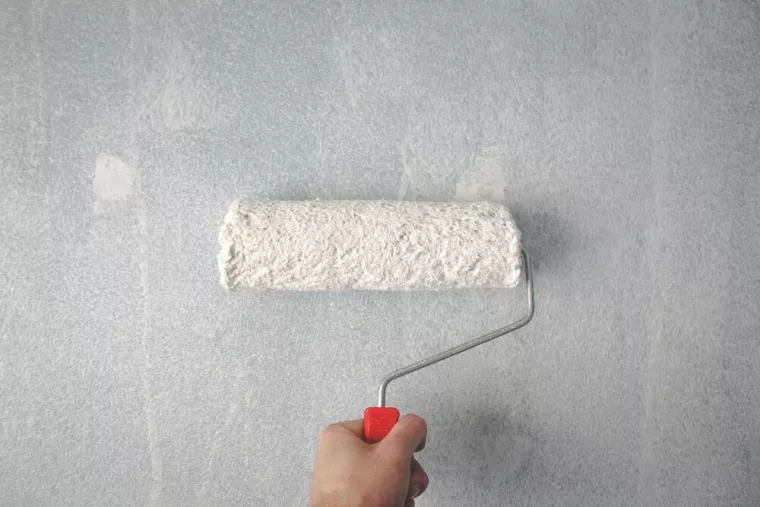 Peinture sur mur en crépi noir abîmé dans une salle de bain, Draguignan, Anthony Esteves